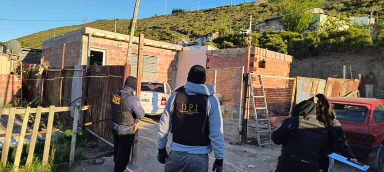 Disparan al menos 8 veces contra la vivienda de una mujer y sus hijos menores