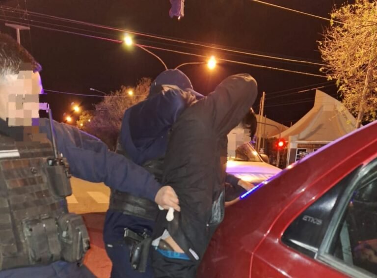 Lo atraparon a bordo de un remis con dos armas y un celular robado