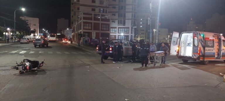 Fuerte accidente entre una moto y una camioneta