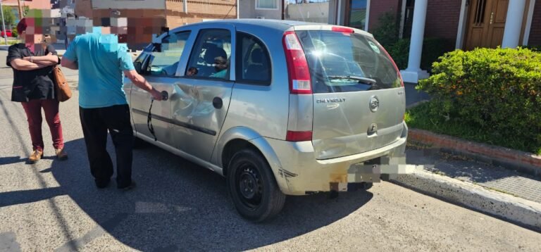 Un motociclista resultó gravemente herido tras chocar con un auto