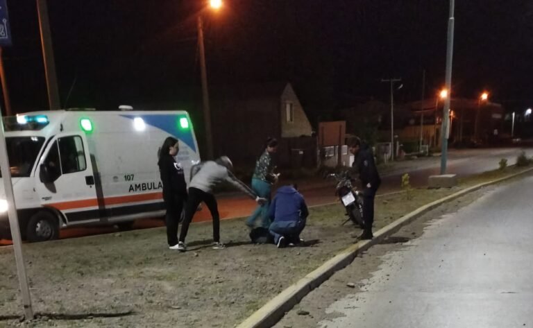 Perdió la estabilidad de la moto, cayó en la calle y debieron trasladarlo al hospital