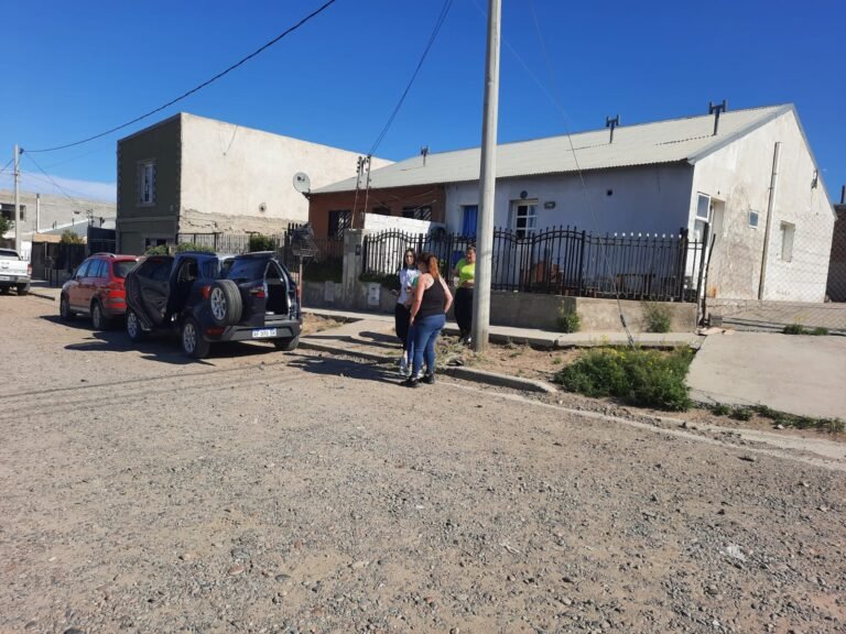 Salió a correr y detuvo al ladrón que le rompió el auto a su vecina
