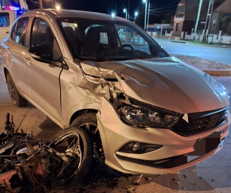 Un motociclista iba sin casco, escapó de un control y chocó a una familia