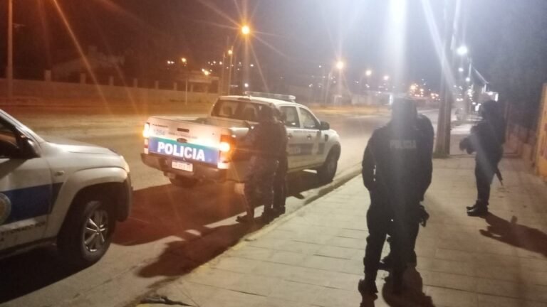 Caminaba escapando de la policía y descubrieron que tenía pedido de captura