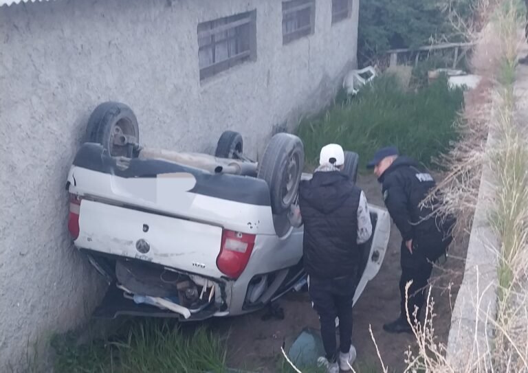 Iba en el auto de su ex pareja, volcó y debió ser trasladado al hospital
