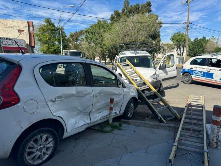 Fuerte choque entre dos vehículos en Dorrego y Alsina