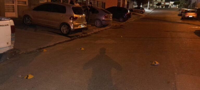 Efectuaron disparos contra un departamento, un auto y escaparon