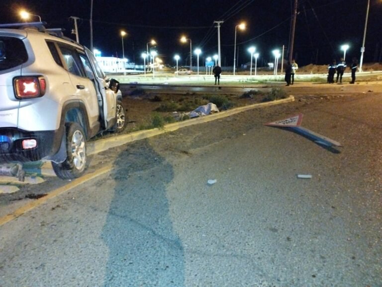 Accidente fatal: falleció un hombre de 53 años al colisionar con el alumbrado público