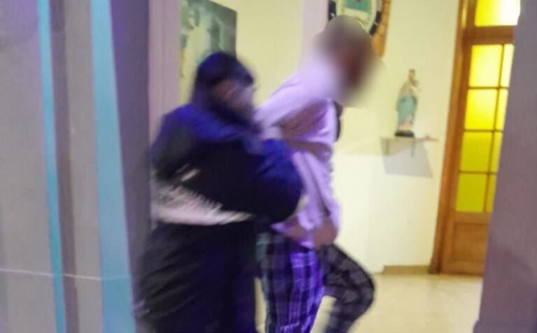 Causó disturbios en una estación de servicio y quería pelear con los policías