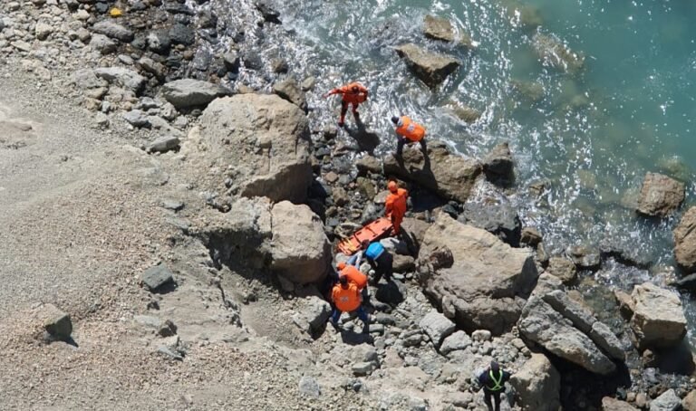 Se cayó al mar desde un barranco de varios metros y debió ser rescatado