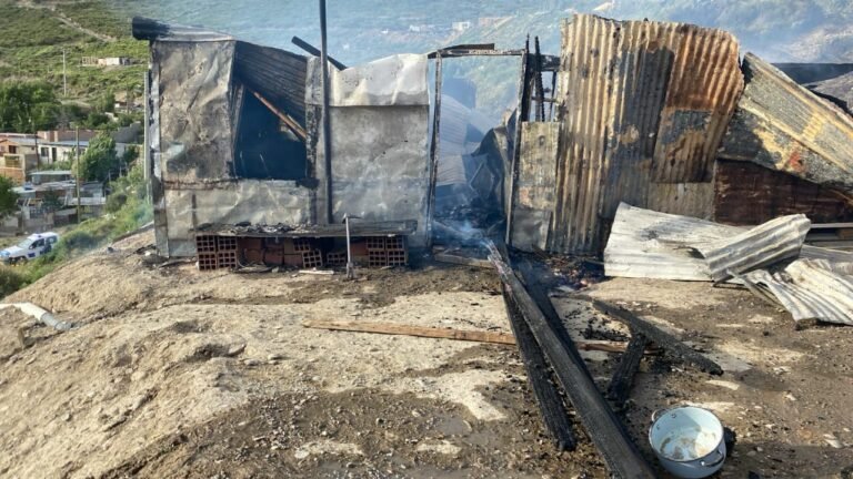 Cayó un colchón sobre la estufa y provocó un incendio