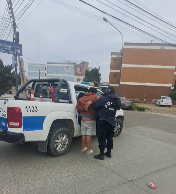 Tras una persecución intentó atropellar a los efectivos policiales y chocó el patrullero