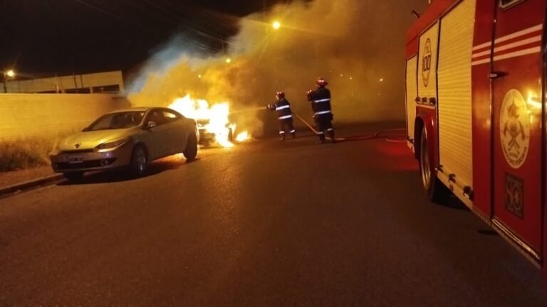 Fue a una fiesta en el barrio Industrial y le prendieron fuego el auto