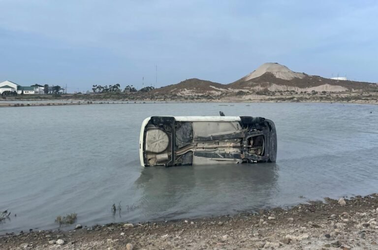 Discutía con su hijo, perdió el control del auto y volcó