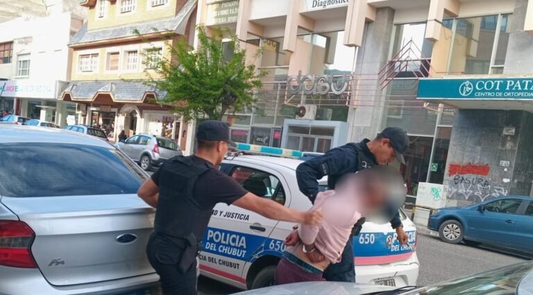 Los detuvieron por estar borrachos causando desorden en la vía pública