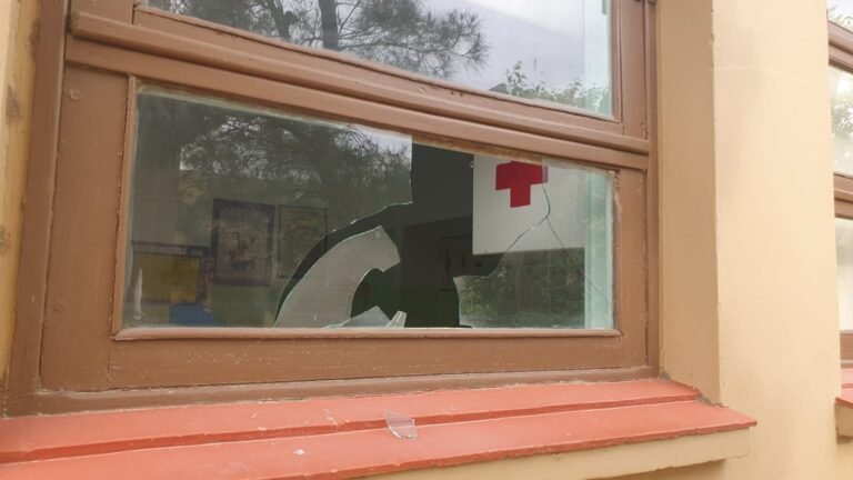 Ingresó a una escuela rompiendo vidrios y causando destrozos en las aulas