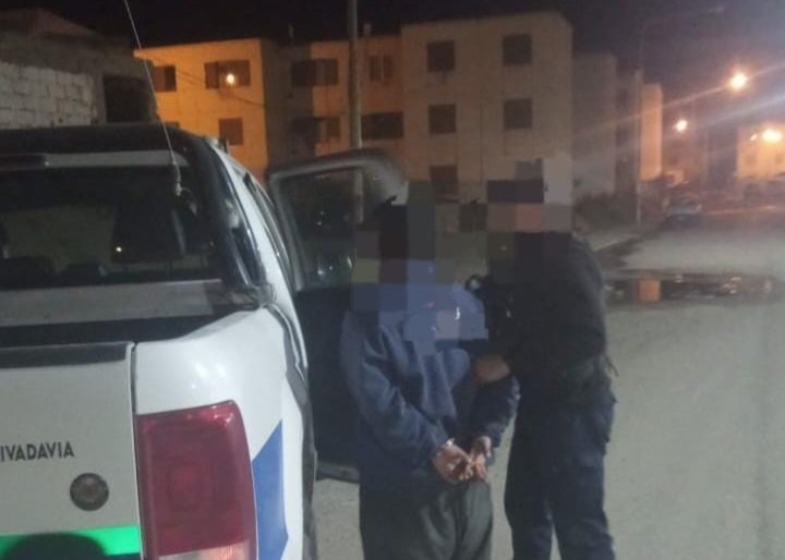 La policia lo buscaba y lo atraparon caminando en las 1008