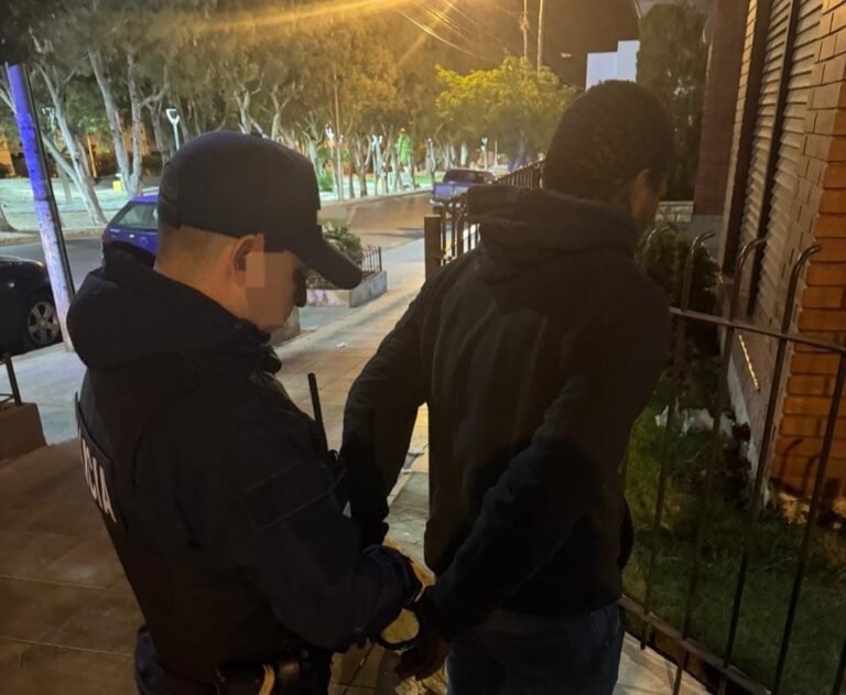Quiso evadir a la policía y terminó preso por tener pedido de captura