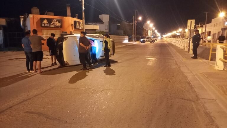 Manejaba borracho, chocó contra una camioneta estacionada y volcó