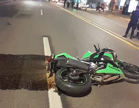 Chocó a un motociclista, lo dejó gravemente herido y escapó