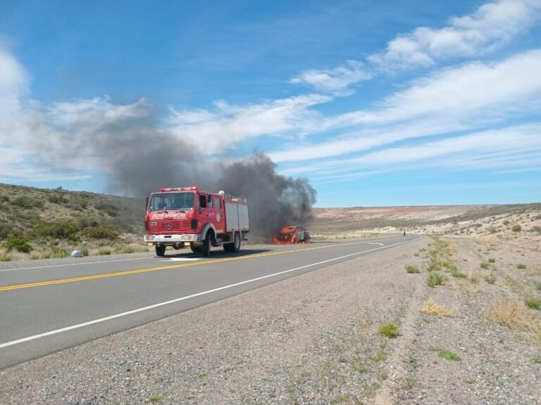 Iban de viaje y por una falla mecánica se les incendió la camioneta por completo
