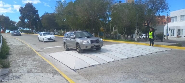 Terminaron con la colocación del lomo de burro y habilitaron la circulación en calle Sarmiento