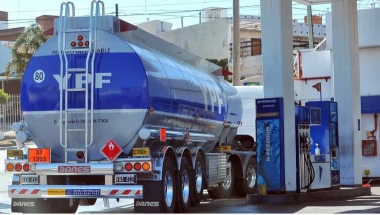YPF bajó los precios de los combustibles: cuánto cuestan la nafta y el gasoil 