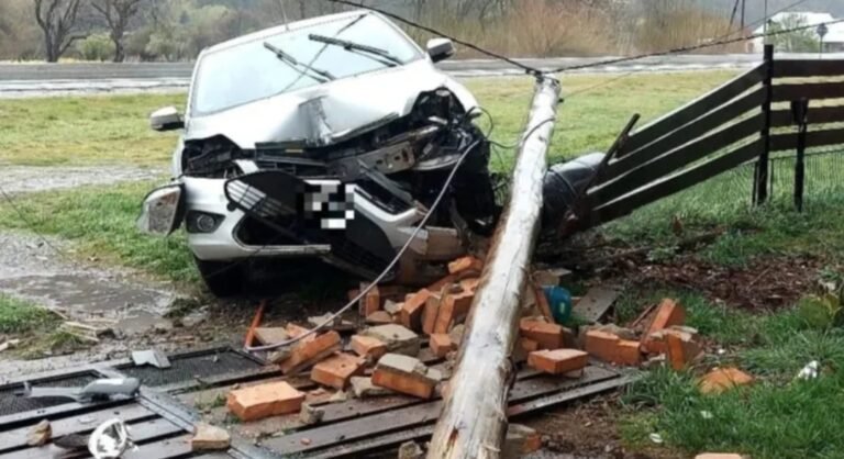 Por el mal estado de la ruta 40, los autos se despistan y terminan en el patio de su casa