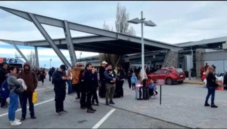 Dijo que tenía una bomba en el aeropuerto de El Calafate y era mentira: multa millonaria