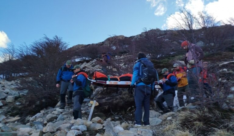 Accidente en la montaña: Una mujer fue rescatada tras una caída