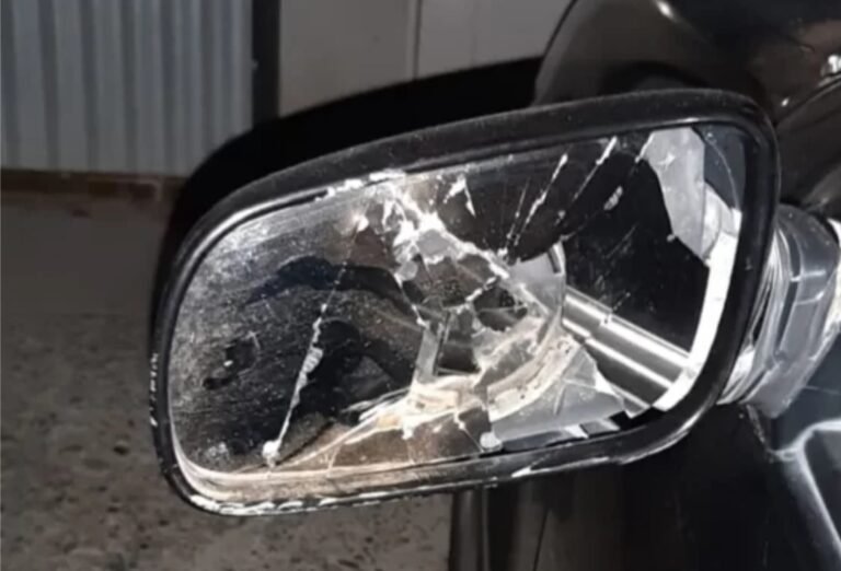 Estaba borracho rompiendo los vidrios y espejos de los autos