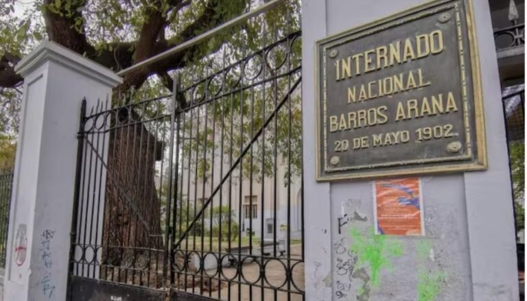 Alumnos que iban a ir a una marcha fabricaban una bomba molotov en el baño, explotó y hay 35 heridos