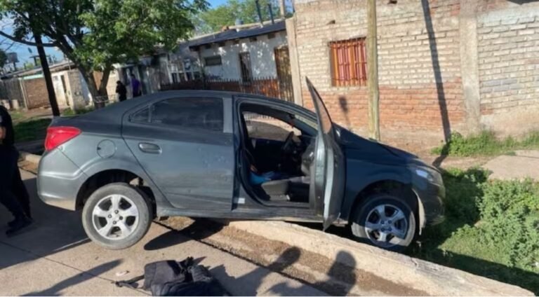 Un chico de 15 años robó un auto, huyó y se cayó a una zanja mientras escapaba