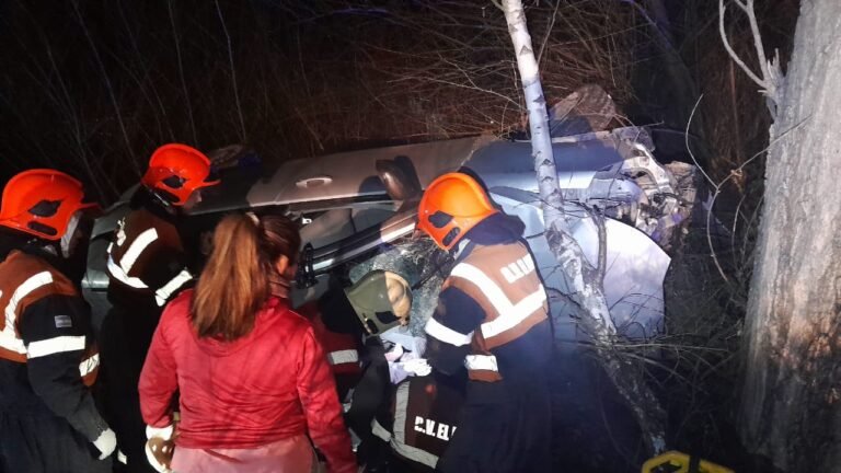 Dos personas quedaron atrapadas en su vehículo tras chocar sobre Ruta 40