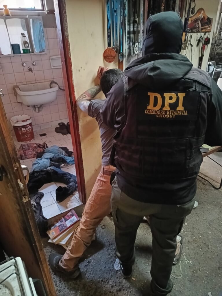 Entraron a una vivienda con el rostro tapado, amenazaron a la dueña y le exigieron una gran suma de dinero