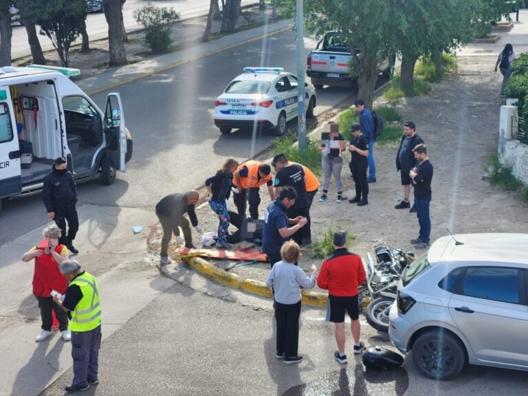 Un motociclista impactó contra un vehículo y debió ser trasladado al Hospital