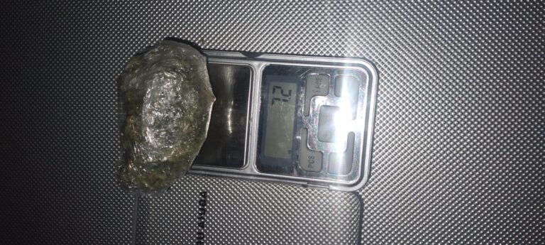 Estaban en una plaza y le secuestraron más de 7 gramos de marihuana