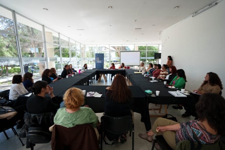 Realizaron una charla dirigida a mujeres sobre “El desafío de los cuidados en la escala local”