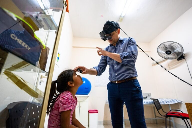 Más de 40 niños y adultos se realizaron controles de la visión en el Centro de Salud del barrio San Martín