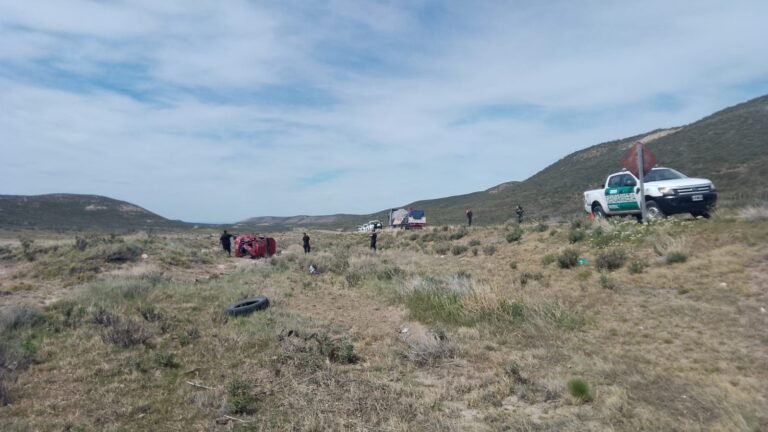Un hombre quedó atrapado dentro de su auto tras despistar y chocar en Ruta N°3