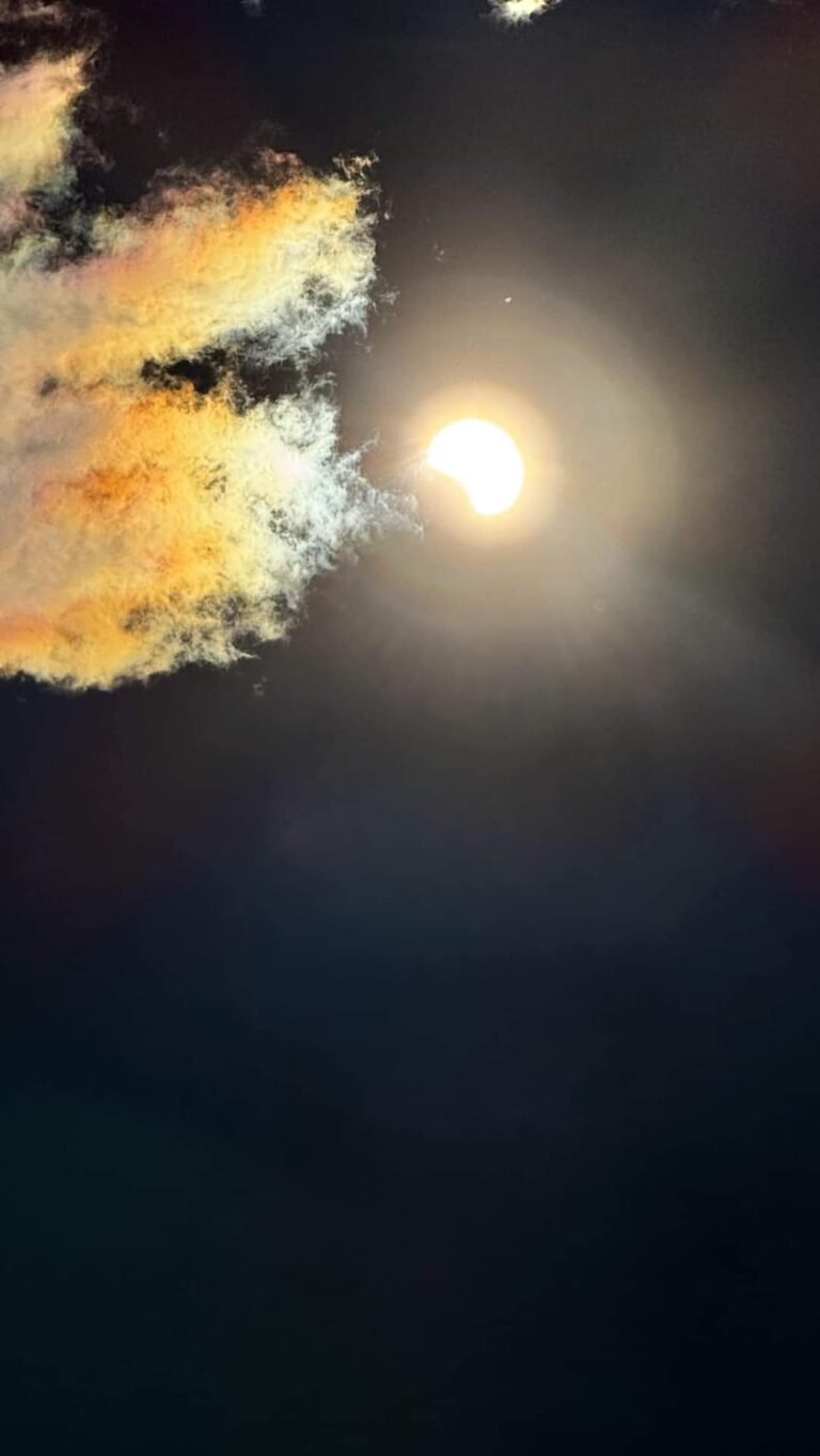 El cielo de Comodoro fue testigo del eclipse total de sol