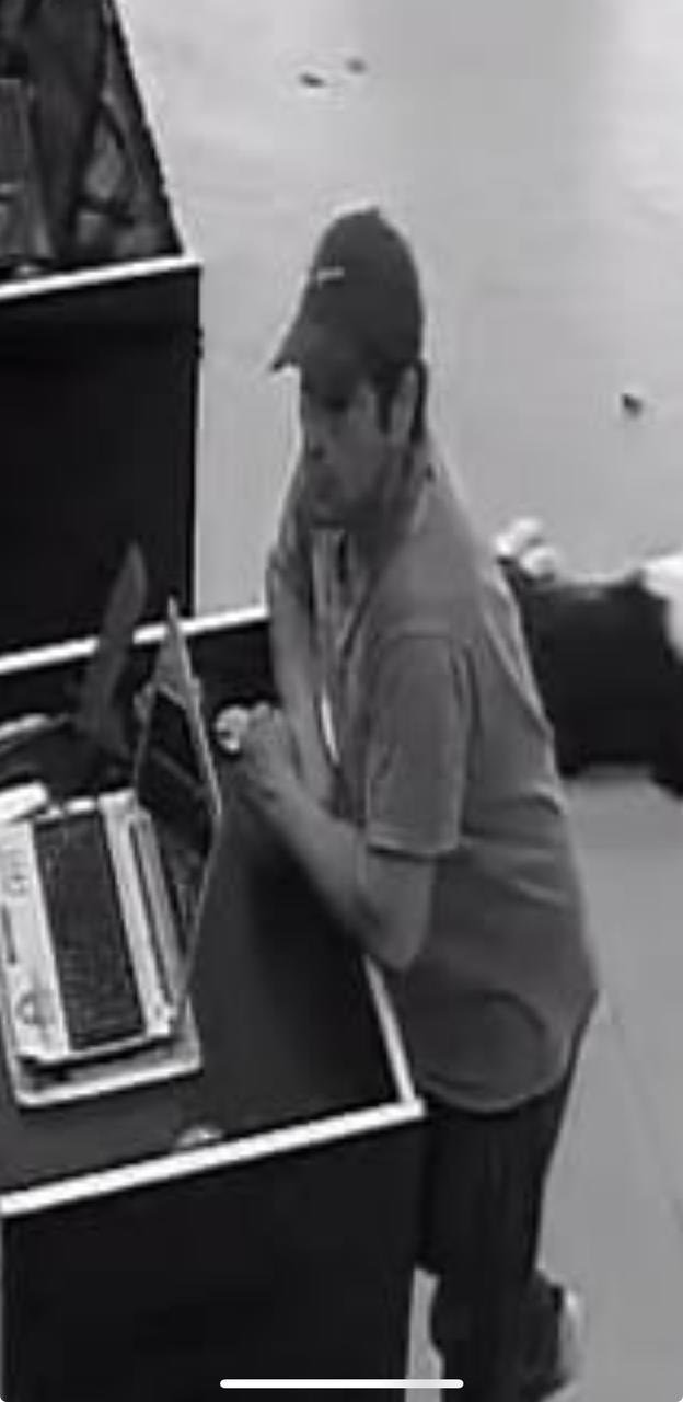 Le robaron la tarjeta, fue a avisar al local donde quisieron hacer una compra y se encontró con el ladrón