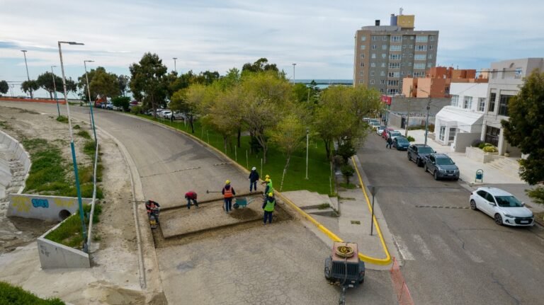 Avanzan en la colocación de un lomo de burro en la calle Sarmiento