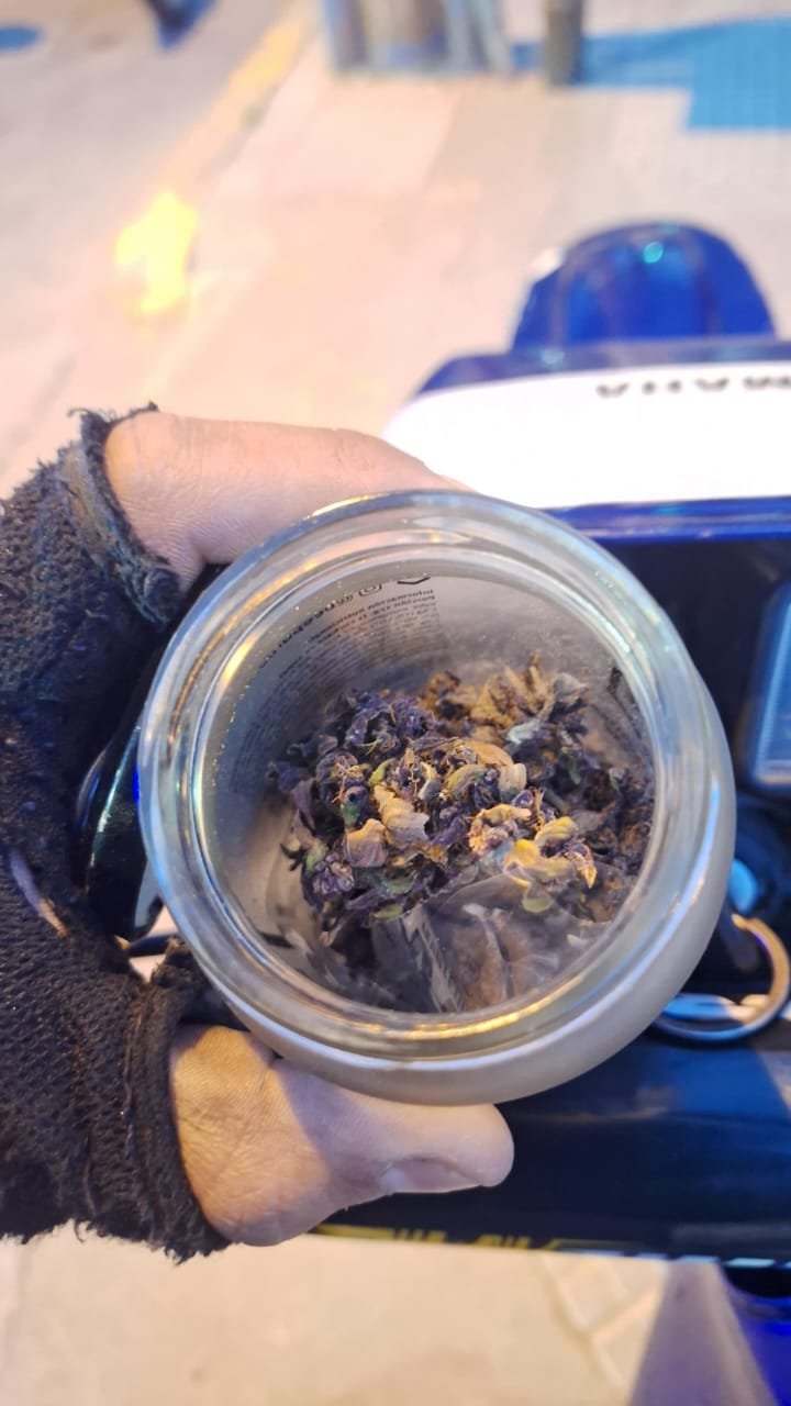 Circulaban en contramano con su moto, los identificaron y descubrieron que tenían un frasco marihuana