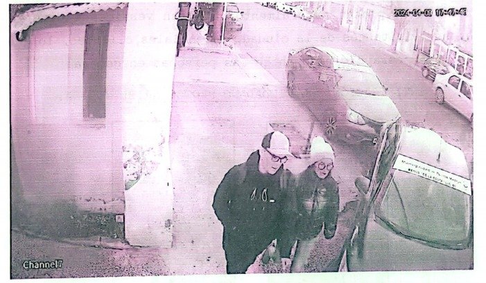 Una pareja fue detenida por el robo en varios autos: se llevaron celulares, dinero y un arma reglamentaria