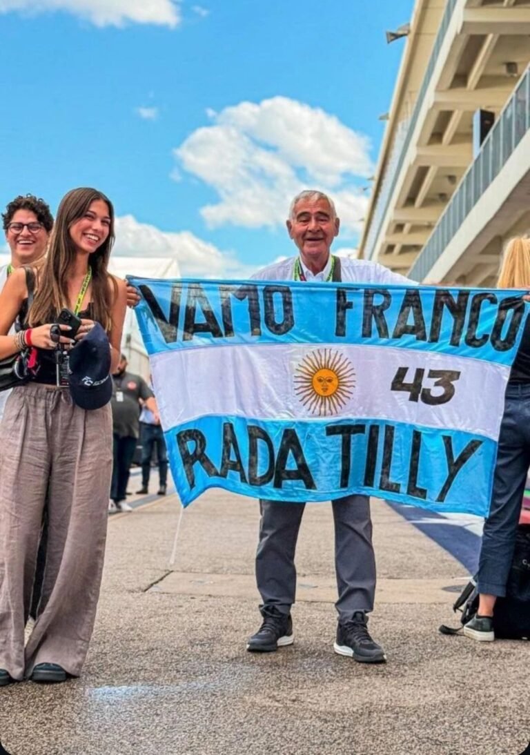 Fue hasta Austin a alentar a Colapinto con una bandera de Rada Tilly
