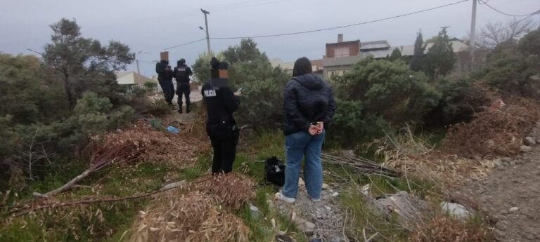 Una adolescente de 14 años robó varias botellas de shampoo, quiso escapar pero fue detenida