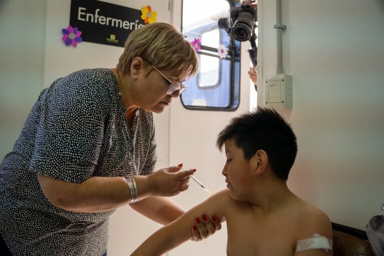 Con una importante demanda, comenzó la atención del Tráiler de Salud en el Quirno Costa