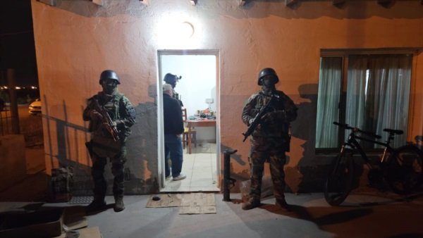 Discutió con otro hombre, lo apuñaló y lo dejó gravemente herido