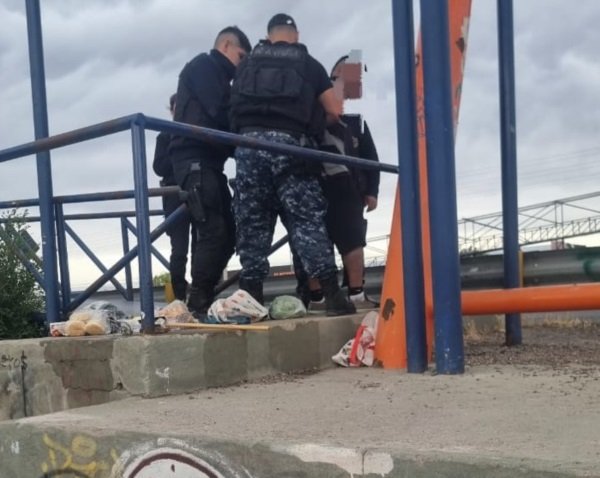 Robó un vodka, subió a un puente y arrojó piedras a los autos